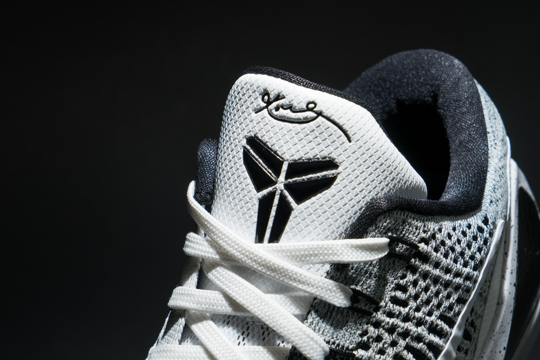 带有kobe 标志的鞋舌