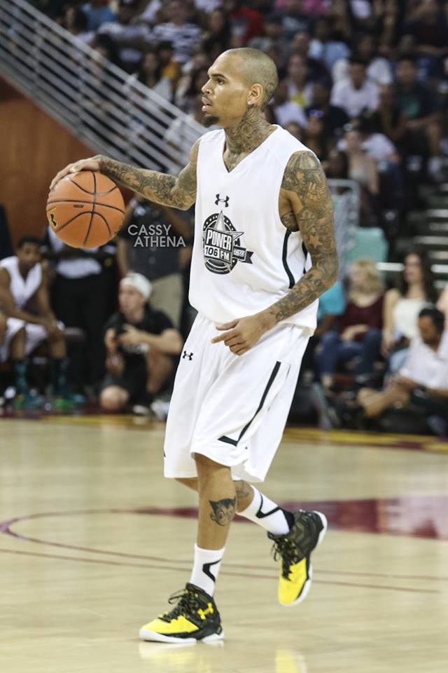 新闻分享 / chris brown 著用 under armour curry two 新配色